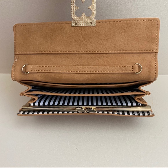 ✨HOST PICK✨ Tan faux leather clutch or hand wallet - Picture 5 of 7